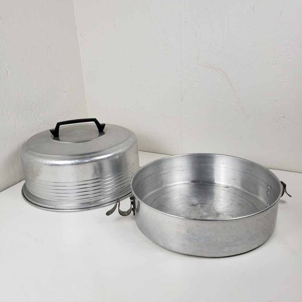 Vintage Regal‎ Quality Aluminum Cake Carrier Locking Lid Ribbed Mid Century 10"